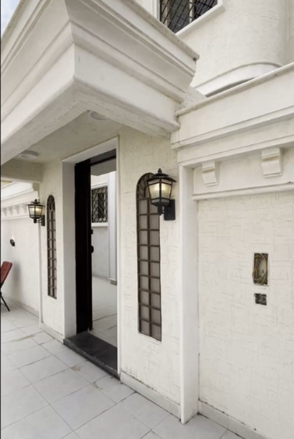 شقة فاخرة بلاط الدور الارضي للبيع – حي الظرفة، خميس مشيط