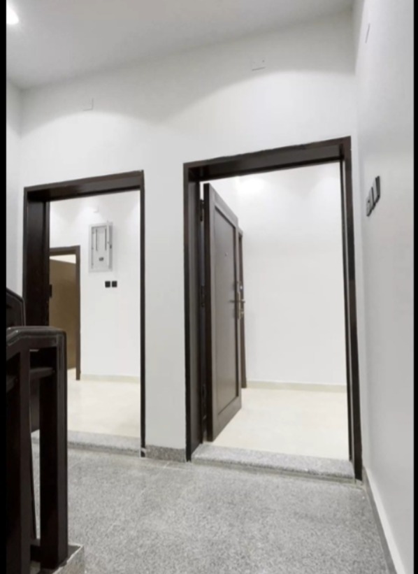 شقة فاخرة بلاط الدور الثاني للبيع – حي الظرفة، خميس مشيط