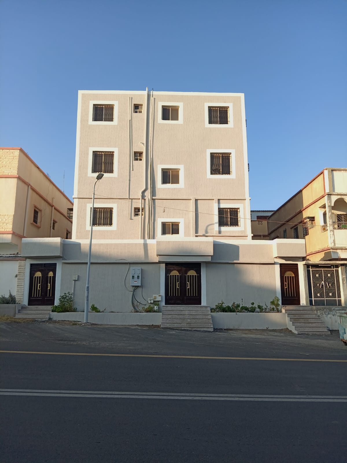 شقة للايجار الطابق الثاني – خميس مشيط | 5 غرف + ملحق 